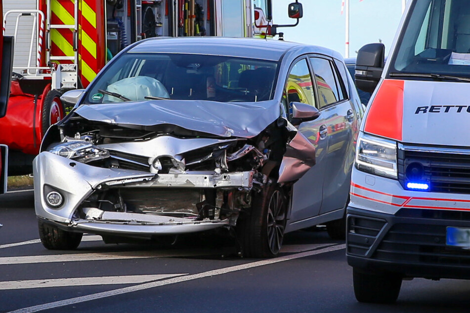 Der Opel-Fahrer musste nach dem Unfall von der Feuerwehr aus seinem befreit werden. Die Tür hatte sich zu stark verkeilt.