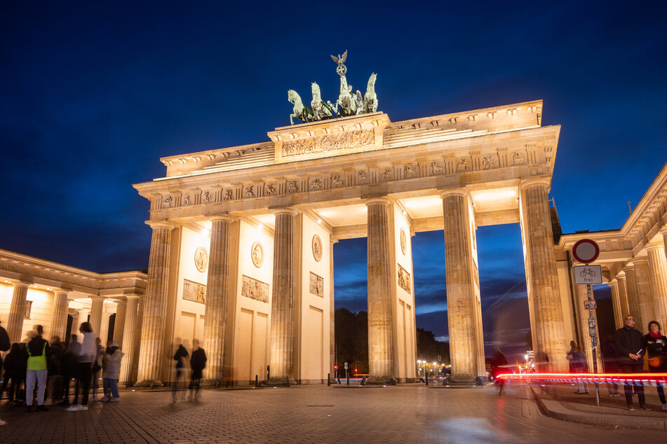 Das Brandenburger Tor und die Nationalhymne: Symbole eines geeinten Deutschlands.