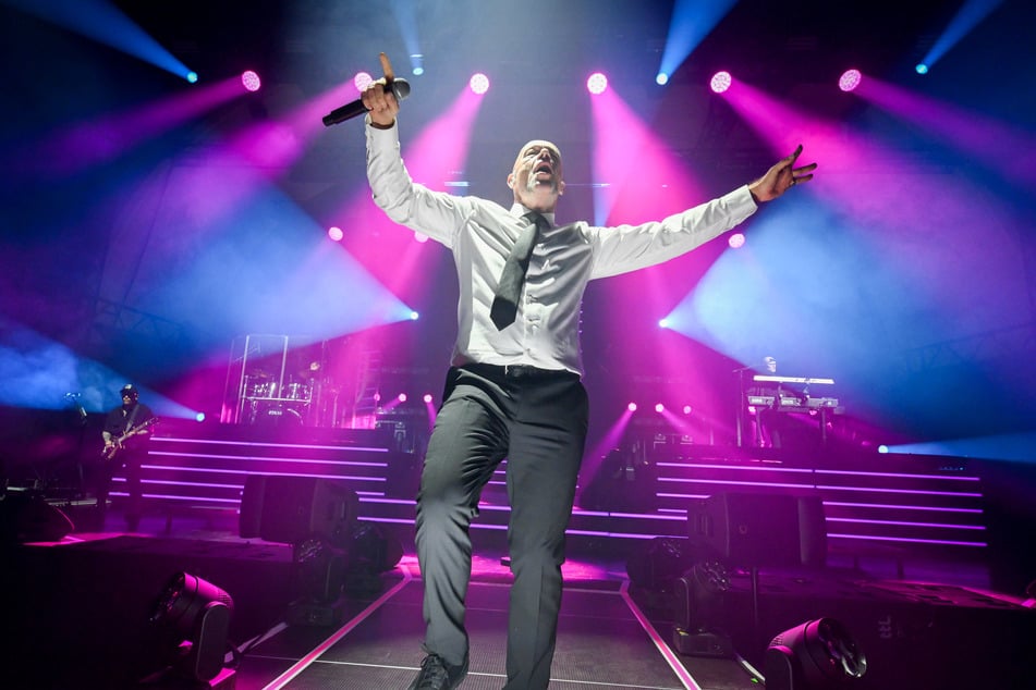 Damit die noch ausstehenden beiden Shows im Haus Auensee ohne weitere gefährliche Zwischenfälle ablaufen, haben die Techniker zur Sicherheit nun leuchtendes Klebeband an die Ränder der Bühne geklebt.