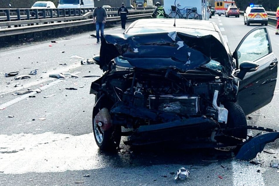 Unfall A6: Vollsperrung! Fünf Autos in A6-Unfall verwickelt, acht Verletzte