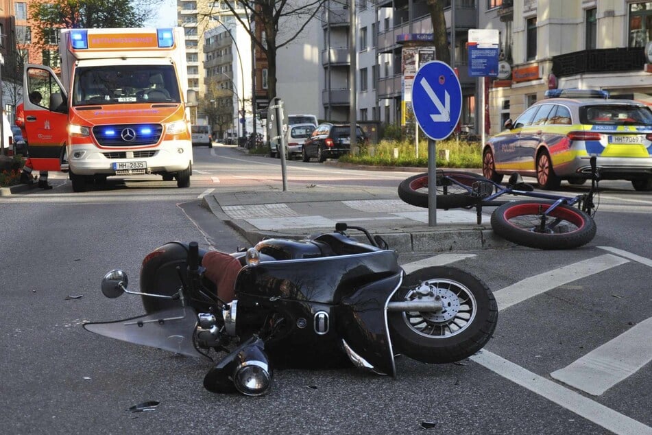 In Hamburg-Eimsbüttel sind ein Fahrrad- und ein Roller-Fahrer zusammengestoßen.