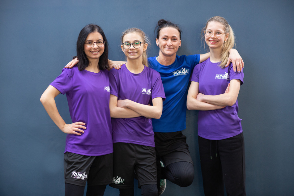 Von März bis September trainierten Maria (27, v.l.n.r.), Emily (13) und Ruth Hembitski (16) mit Trainerin Heidi Götz (44, 2.v.r.) für den "RUN4U"-Cross-Lauf.