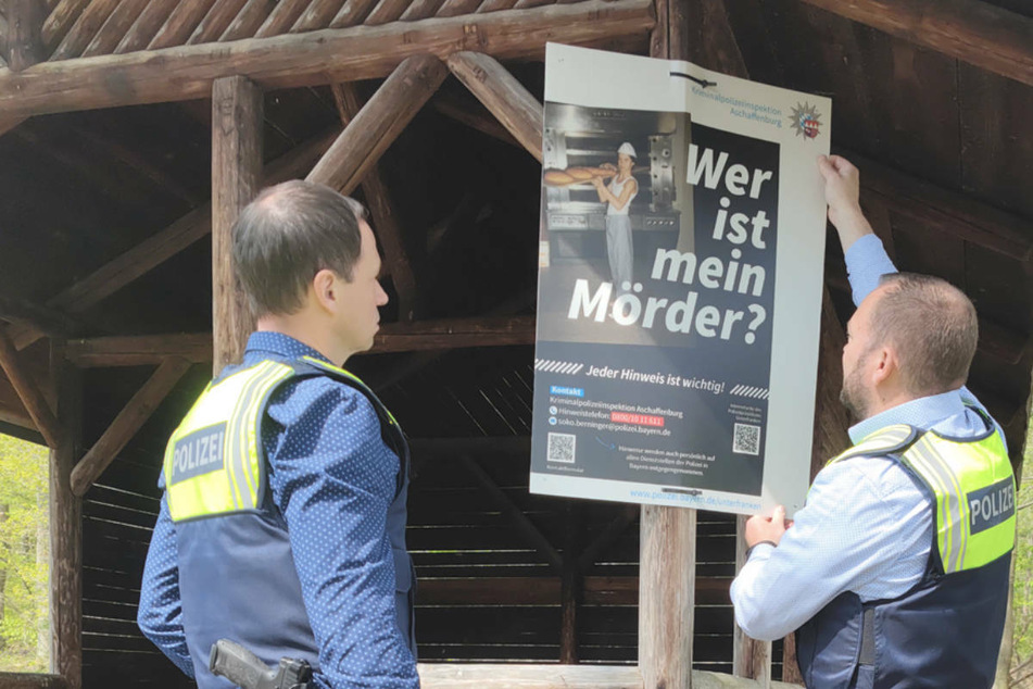 Plakate mit einem Foto des Ermordeten und der Frage "Wer ist mein Mörder?" wurden von der Polizei am Tatort und in der Stadt aufgehängt.