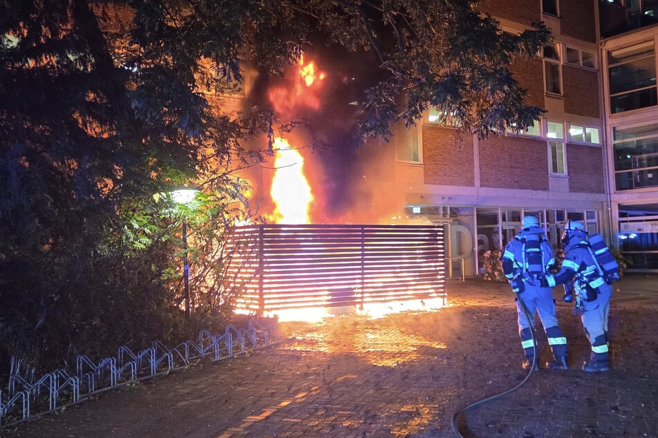 Beim Eintreffen der Einsatzkräfte stand der Container, der sich in unmittelbarer Nähe zum Nelly-Sachs-Gymnasium in Neuss befindet, in Vollbrand.