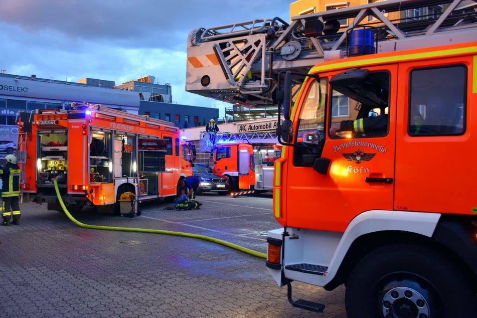 Köln: Kölner Autowerkstatt brennt komplett aus!