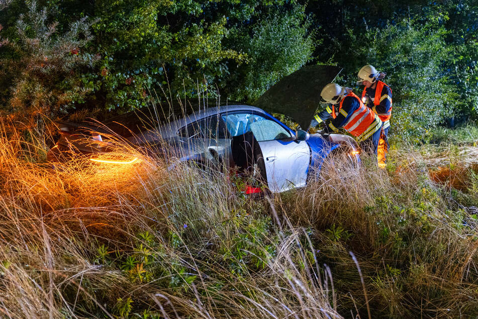 Der Porsche blieb im angrenzenden Straßengraben liegen.
