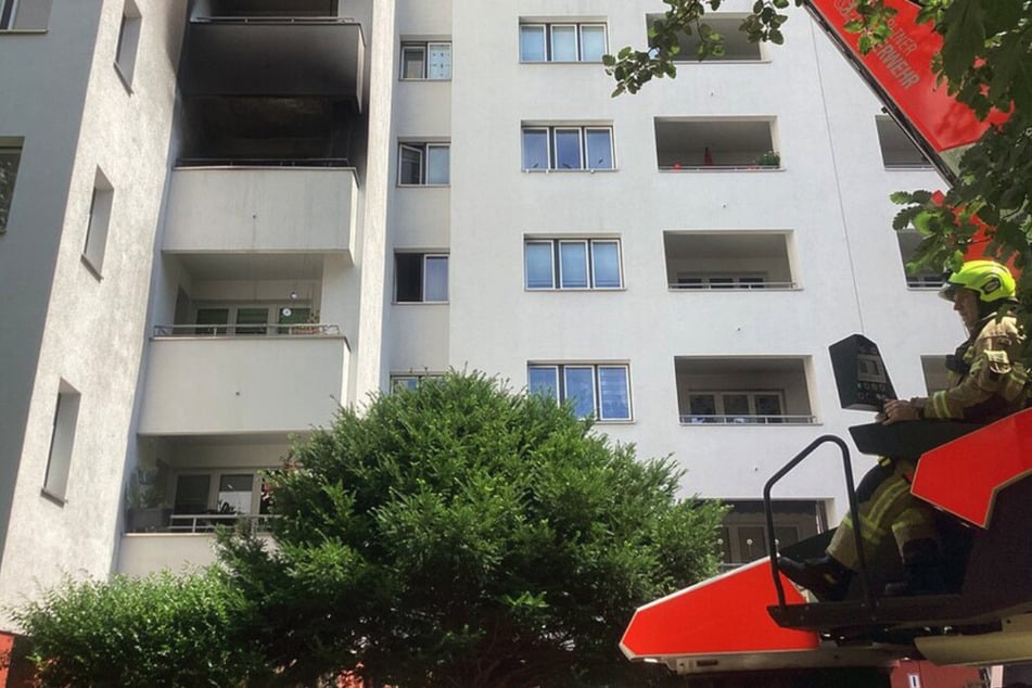 Im Berliner Ortsteil Marienfelde ist am Donnerstag ein Balkon in Brand geraten.