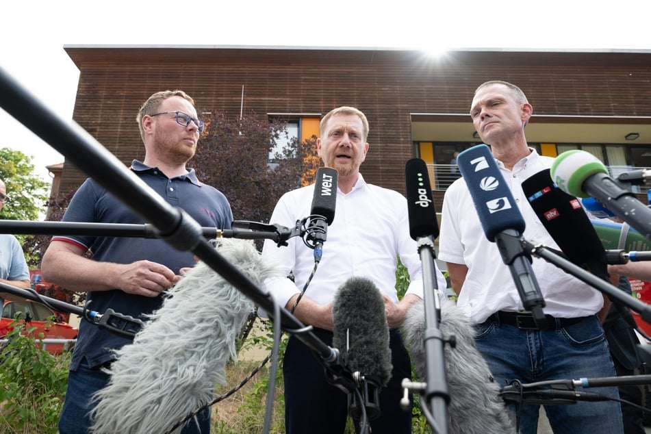 Ministerpräsident Michael Kretschmer (CDU, 50) besuchte am Nachmittag das Brandgebiet.