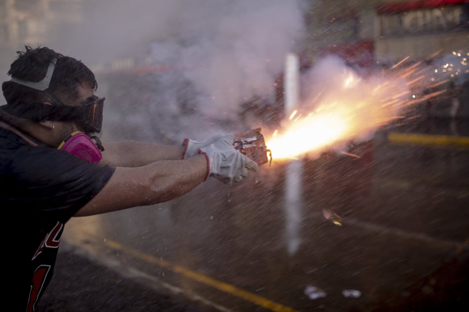 Sieben Personen mussten aufgrund schwerer Handverletzungen nach dem Böllern notoperiert werden. (Symbolbild)