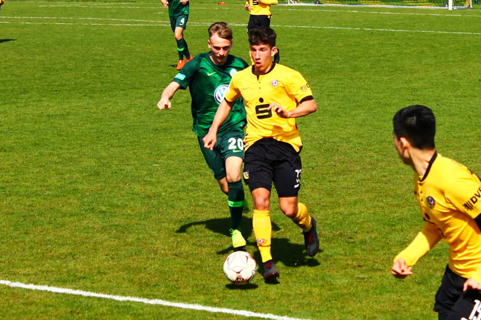 Till Jacobi (18, am Ball) lief 39-mal für Dynamos U17 auf (vier Tore, vier Vorlagen) und 15-mal für die U19 (zwei Treffer).