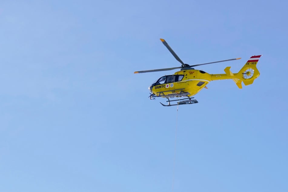Ein Hubschrauber rettete die beiden Skitourengeher (Symbolbild).