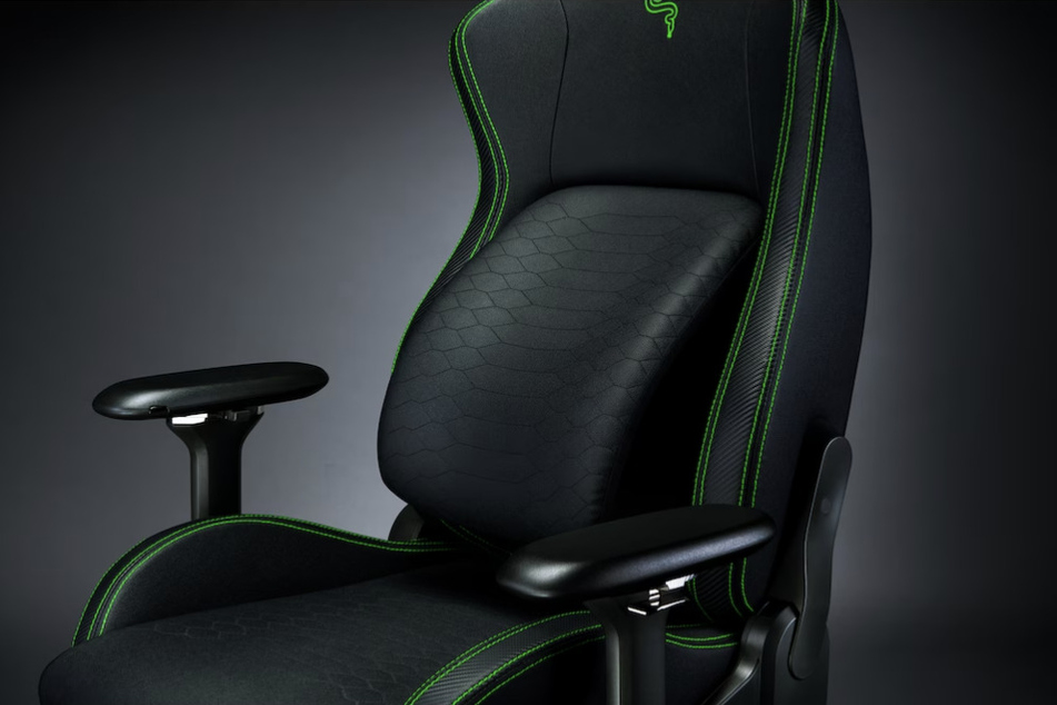 Der RAZER ISKUR Gaming-Stuhl hat eine Lendenwirbelstütze und ist super komfortabel.