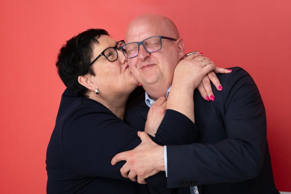 Ausgelassen gab Kathrin Michel (62) Henning Homann (45) nach ihrer Wiederwahl einen dicken Kuss.