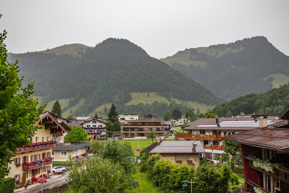 Es regnet in den Tiroler Alpen.