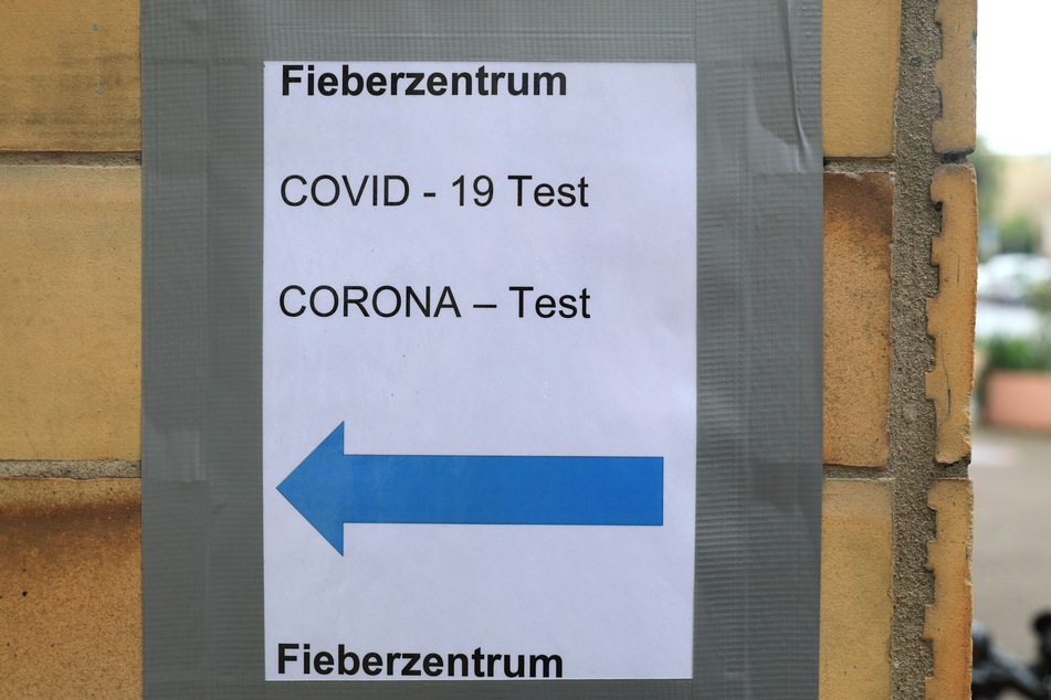 Ein Hinweisschild für das Fieberzentrum in der Brandenburger Straße.