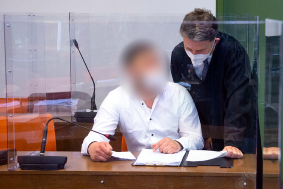 Der angeklagte Mann (l.) unterhält sich vor Prozessbeginn im Landgericht mit seinem Anwalt Werner Kränzlein im Münchner Sitzungssaal.