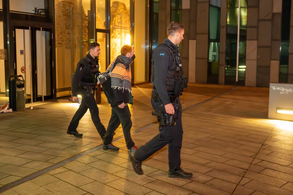 Die Polizei begleitete die Protestanten nach draußen.