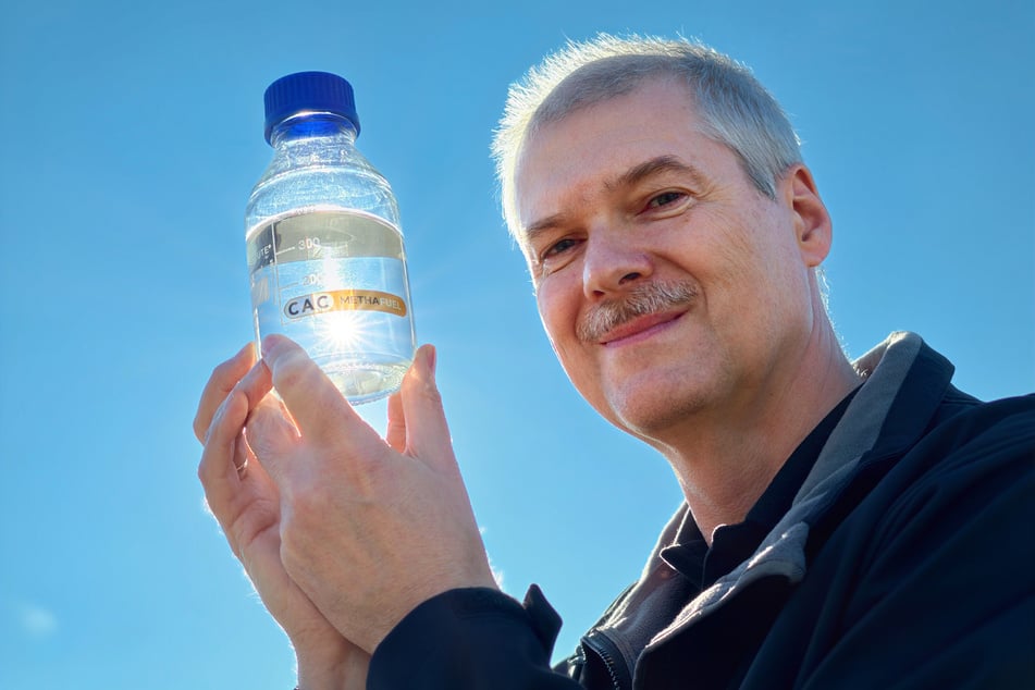 Mario Kuschel, Leiter Forschung CAC zeigt den E-Fuel-Kraftstoff.