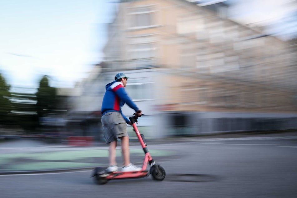 Der Jugendliche (17) ignorierte die rote Ampel und überquerte mit seinem E-Scooter die Neuendorfer Straße. (Symbolfoto)