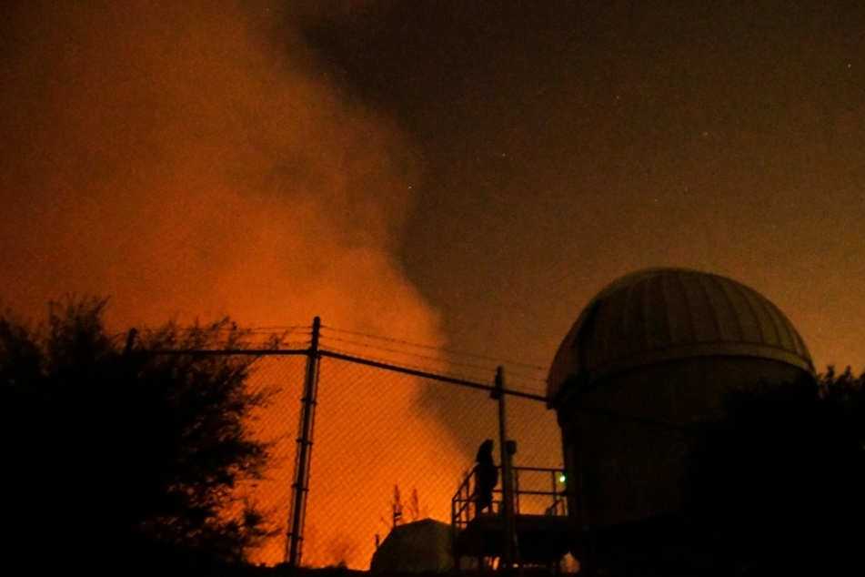 Dicker Rauch, verursacht durch das sogenannte Bobcat-Feuer, steigt in den San Gabriel Mountains über dem Gelände des Mount-Wilson-Observatoriums auf.