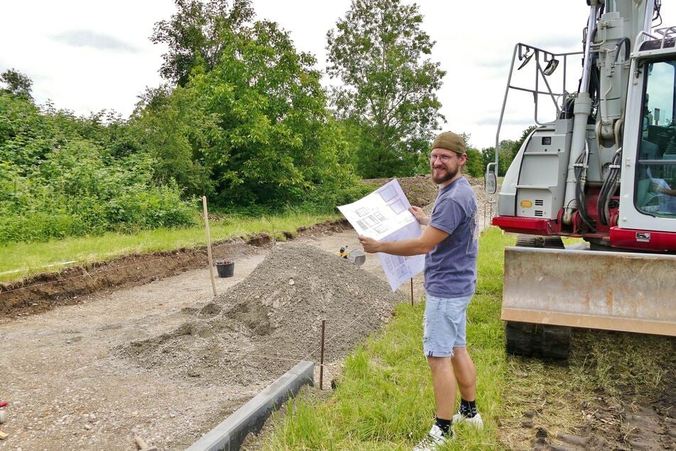 Wildtierpfleger Jacek Nitsch steht an der Baustelle gegenüber des Tierheims. Hier entstehen große Volieren zur Auswilderung der aufgezogenen Schützlinge.