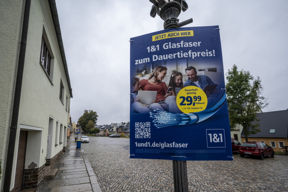 Auch Mitbewerber 1&amp;1 plakatiert den Glasfaserausbau in Grünhain-Beierfeld.