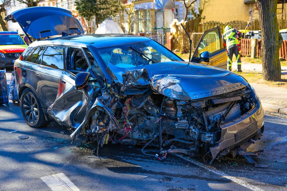 Fahrerin prallt gegen Baum – Feuerwehr befreit Schwerverletzte