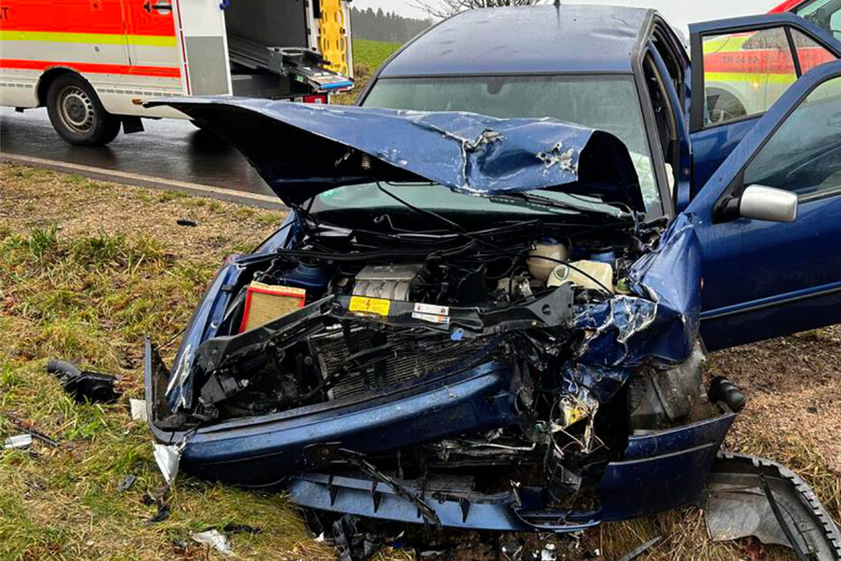 Fahrerin (45) kracht frontal in Auto mit Vater und zwei Kindern: zwei Schwerverletzte!