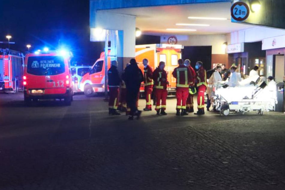 Berlin: Feuer in Berliner Klinik: Vier Schwerverletzte, Patientin in Aufzug in Lebensgefahr