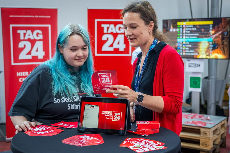 Celine Heinrich (17, l.) aus Oederan im Gespräch mit Ulrike Donath von TAG24.