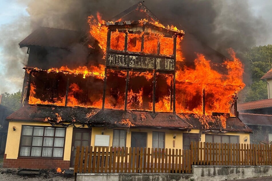 Die Flammen sollen ihren Ursprung auf dem hölzernen Balkon gehabt haben.