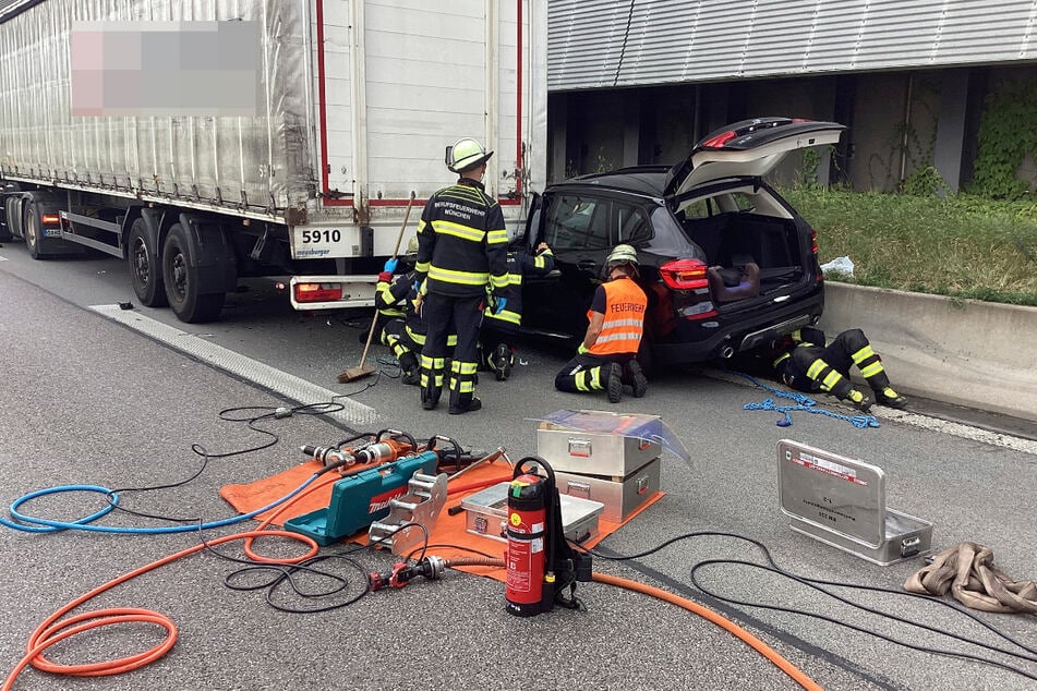 Unfall A9: Unfall auf A9 bei München: BMW-Fahrer kracht in Lastwagen