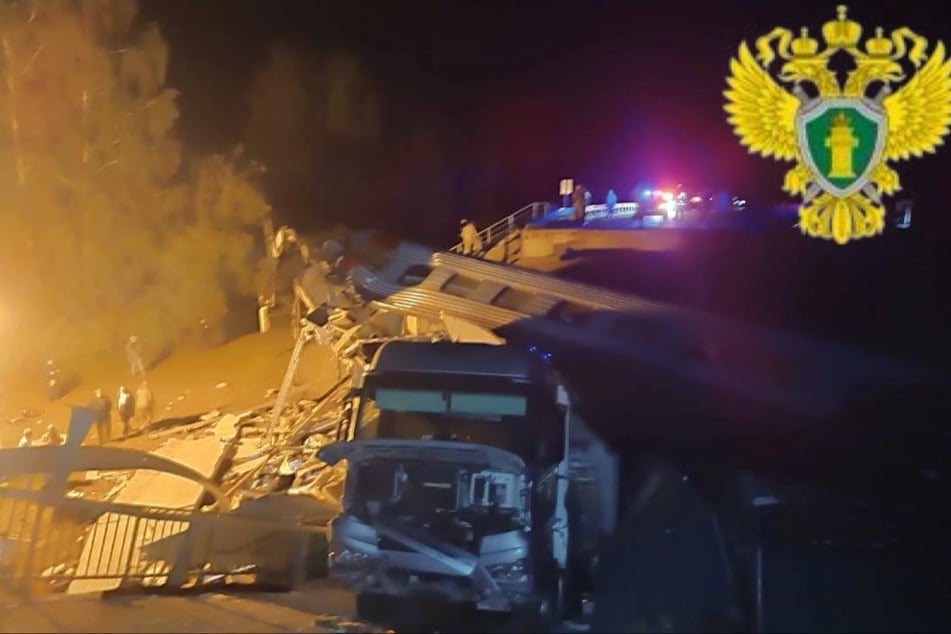 Rettungskräfte bei der Arbeit an der Stelle, an der ein Personenzug im Gebiet Brjansk, Russland, entgleist ist.