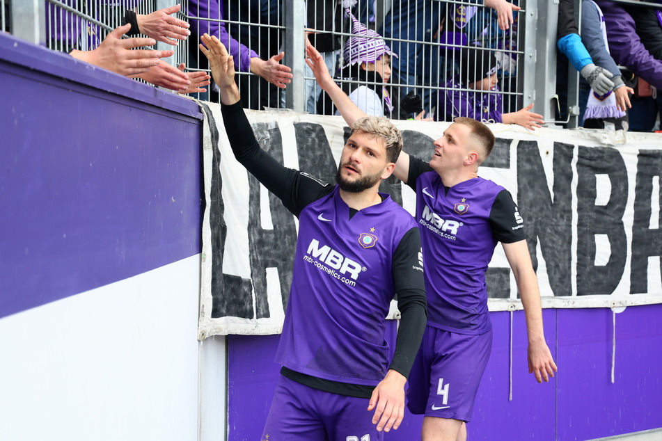 Marco Schikora (29, l.) verlässt den FC Erzgebirge Aue und wechselt innerhalb der 3. Liga.