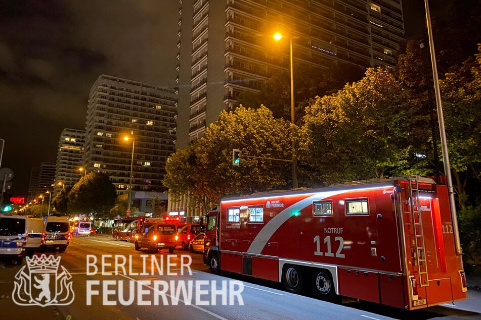 Feuerwehr und Polizei mussten 200 Menschen aus einem Hochhaus in Berlin-Mitte in Sicherheit bringen.