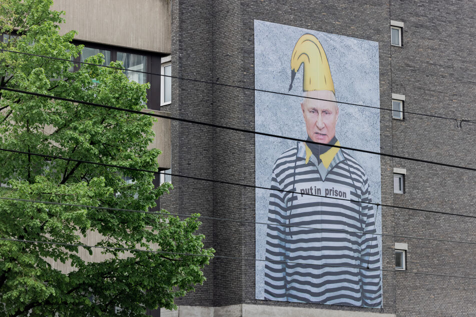 Ein Plakat des Graffiti-Künstlers Thomas Baumgärtel (62) mit dem russischen Präsidenten Wladimir Putin (69) ziert seit Sonntag eine Hochhausfassade in der Kölner Innenstadt.