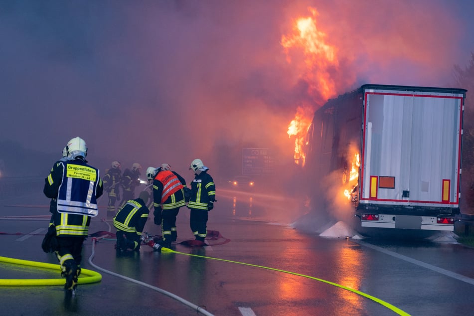 Unfall A4: Gefahrgut-Laster verunglückt auf A4 und fängt Feuer: Autobahn stundenlang gesperrt