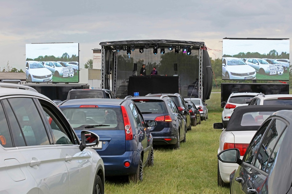 Wie hier auf dem Flugplatz in Zwickau findet am 6. Juni ab 21 Uhr eine Auto-Disko auf dem Chemnitzer Messeparkplatz statt.