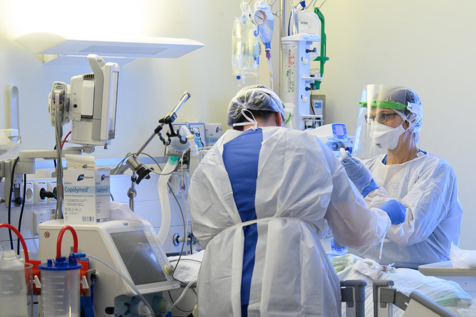 Zwischen 30 und 40 Prozent der Corona-Kranken sterben. Das höchste Risiko haben ältere Menschen. Im Bild symbolisch eine Intensiv-Station der VAMED Klinik Schloss Pulsnitz.