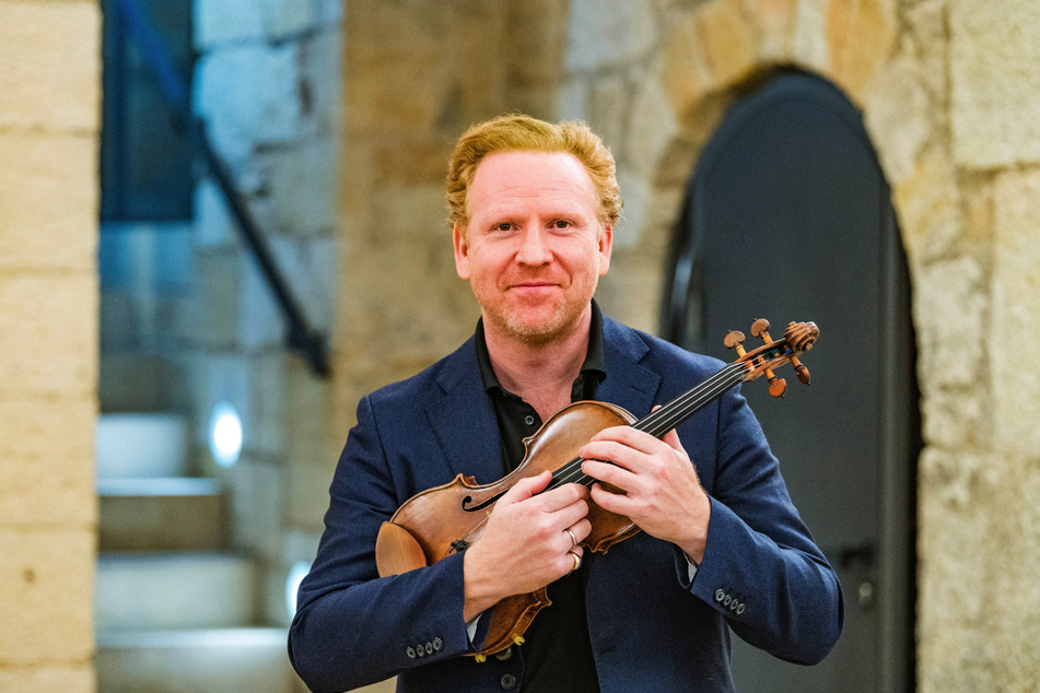 Daniel Hope (50) mit seiner Violine in der Unterkirche der Frauenkirche.