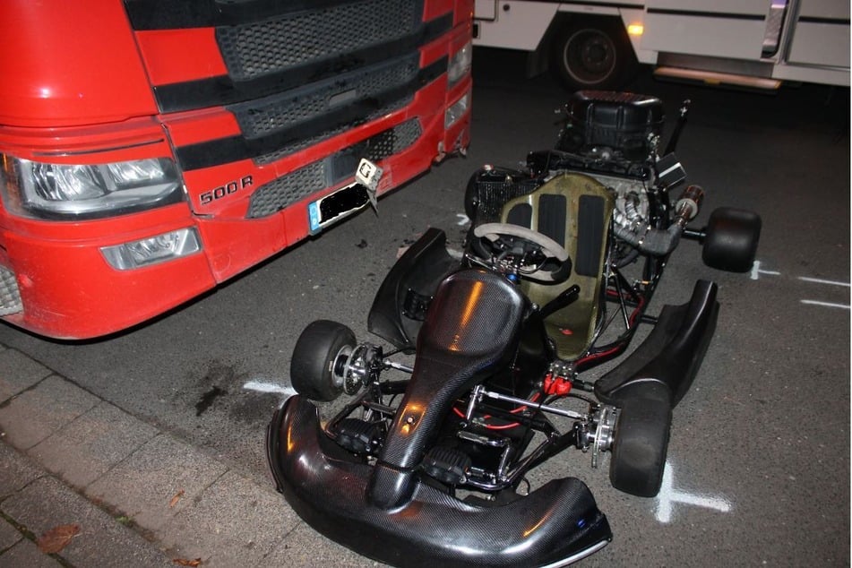 Der Fahrer dieses nicht zugelassenen Karts war am Freitagabend mit einem geparkten Lastwagen zusammengestoßen.