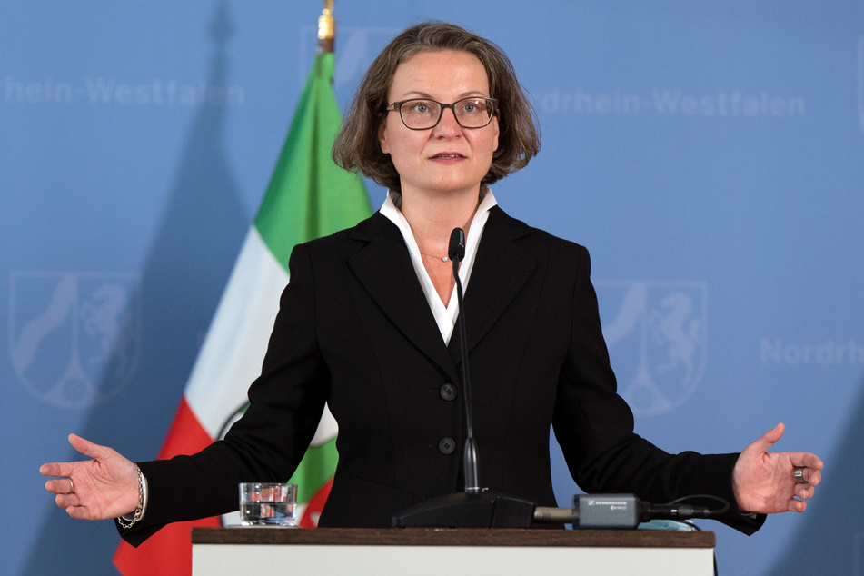 Die NRW-Bauministerin Ina Scharrenbach (44, CDU) steht nach einem Gerichtsurteil zum Hambacher Forst unter Druck.