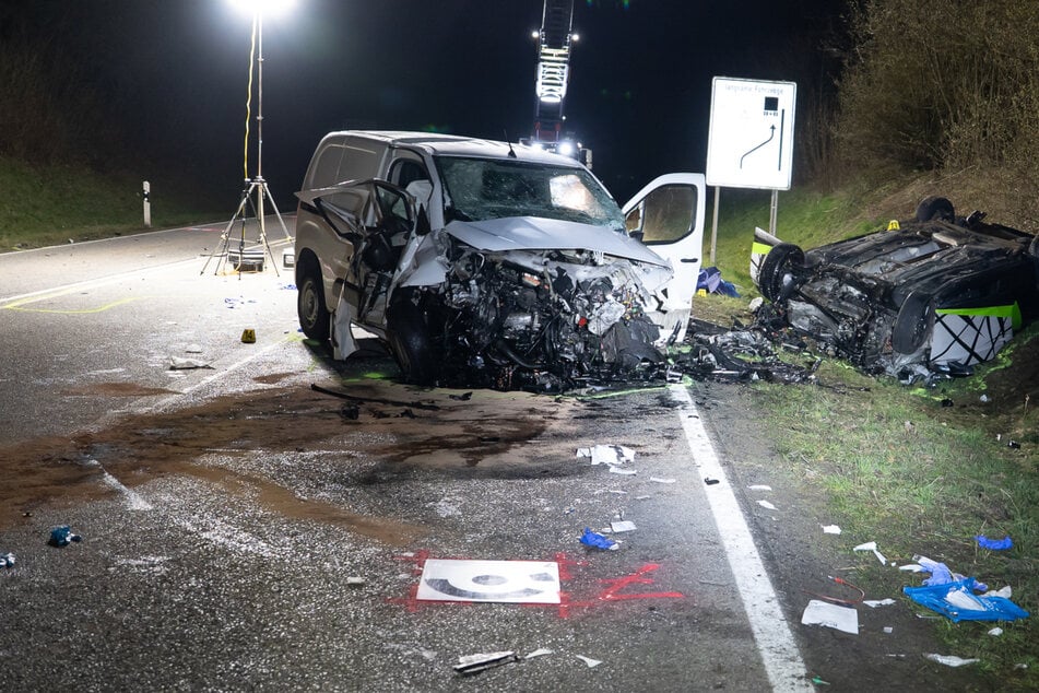 Tödlicher Frontalcrash im Westerwald: Polizei sucht Autofahrer als wichtigen Zeugen