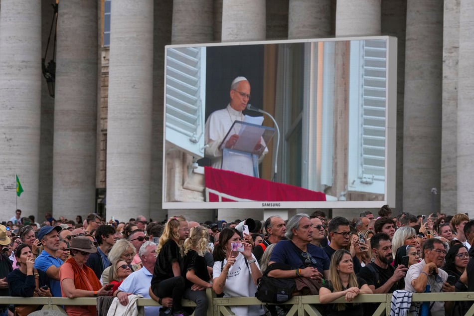 Bereits einen Tag nach seiner Entlassung aus dem Krankenhaus sprach Papst Leo das Angelus-Gebet.