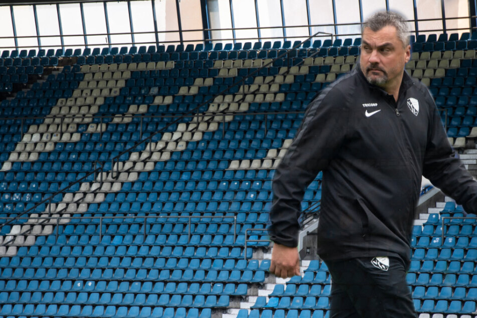 Das schmeckt Trainer Thomas Reis (46) mit Sicherheit nicht. Beim VfL Bochum gibt es einen Corona-Fall. Für Spieler und Staff wurde nun häusliche Quarantäne angeordnet. (Fotomontage)