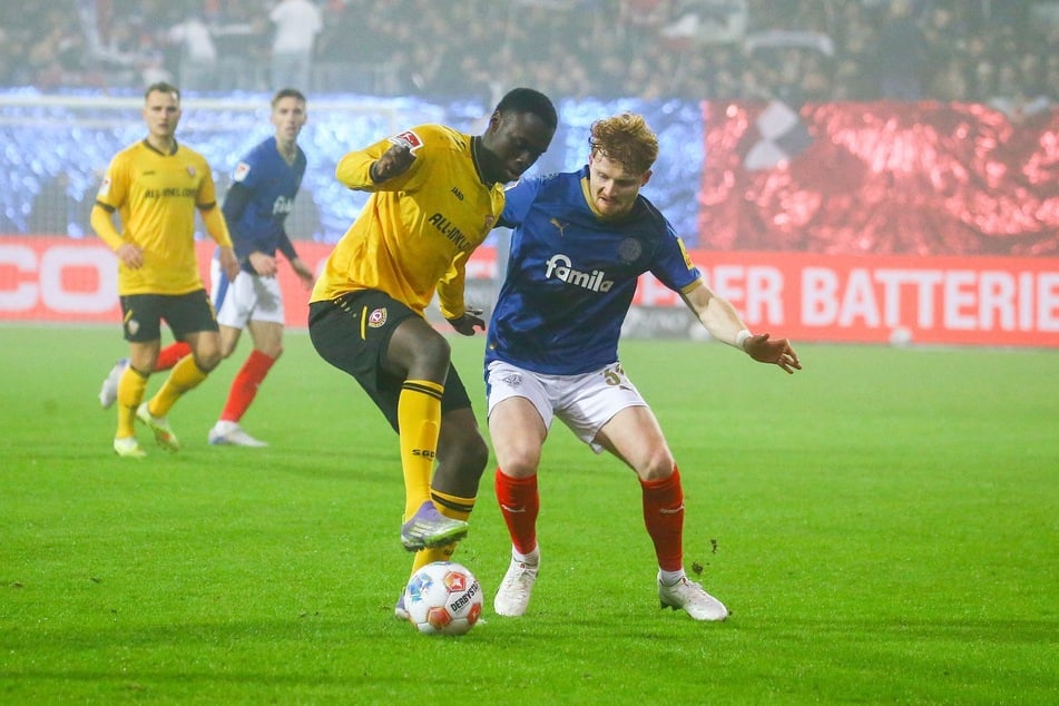 Am 20. Dezember spielte Robert Wagner (r., gegen Kofi Amoako (20)) noch mit Kiel gegen Dresden.
