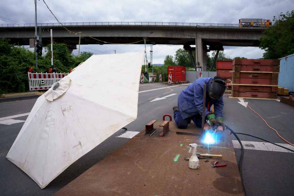Die Brücke soll gesprengt werden.