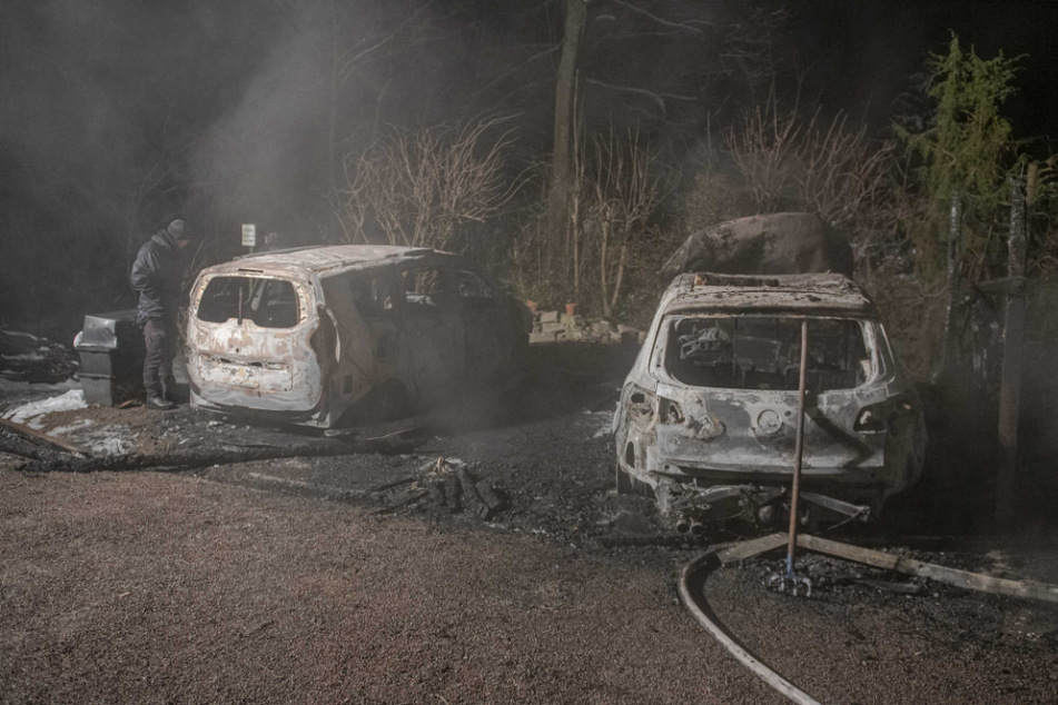 In einem Waldstück in Plaue im Ilmkreis standen zwei Autos in Flammen.