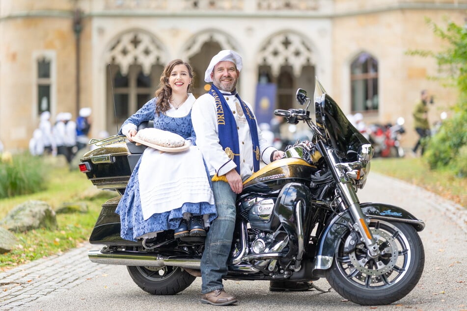 Alles andere als altbacken: Stollenmädchen Lisa Zink (17) fährt auf der Harley von Bäcker Robert Schiehandl (51) vor.