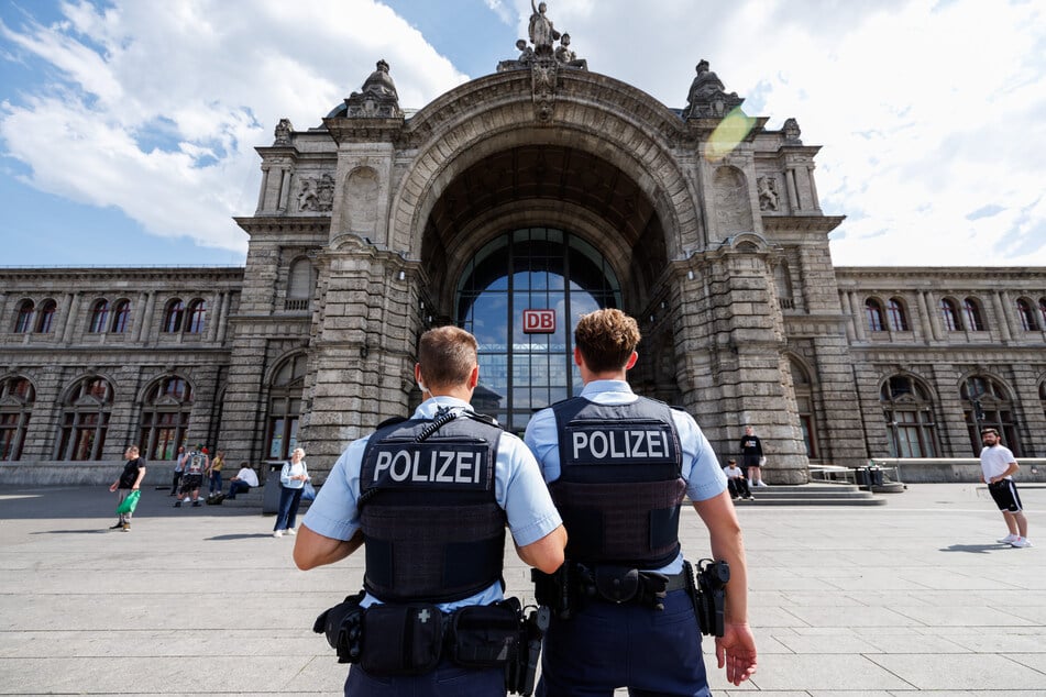 Die Bundespolizei wurde auf den gewalttätigen Streit am Nürnberger Hauptbahnhof aufmerksam und schritt ein. (Symbolbild)